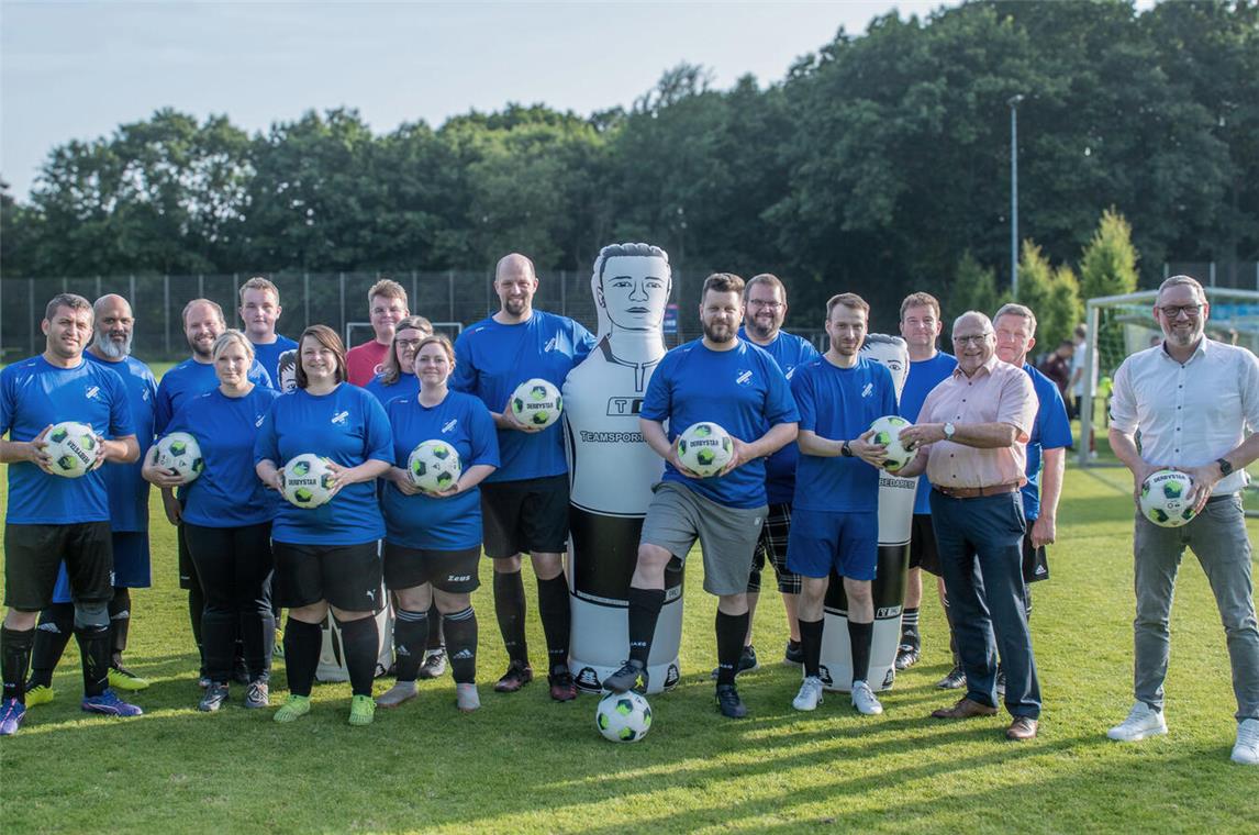 Die Mannschaft bedankte sich gemeinsam mit Teamleiter Mathias Weißköppel und Rene Janßen, dem Vorsitzenden des SV Herongen, beim Heronger Volksbank-Ortsrepräsentant Hermann-Josef Schmitz. Foto: Gerhard Seybert