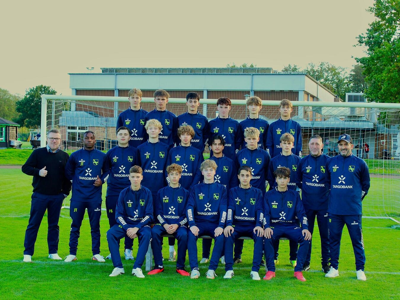 "TSV Weeze B-Jugend in neuen Präsentationsanzügen lächelt, Teamfoto"