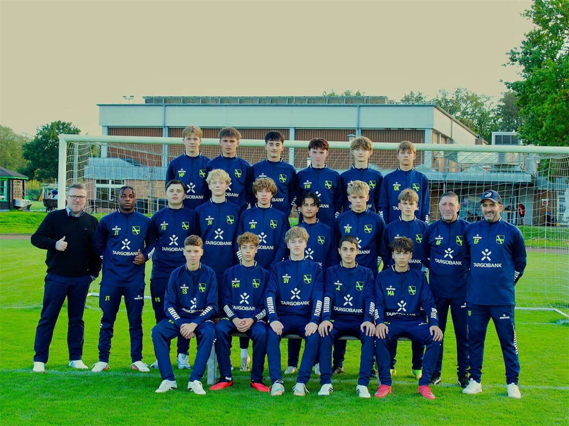 "TSV Weeze B-Jugend in neuen Präsentationsanzügen lächelt, Teamfoto"