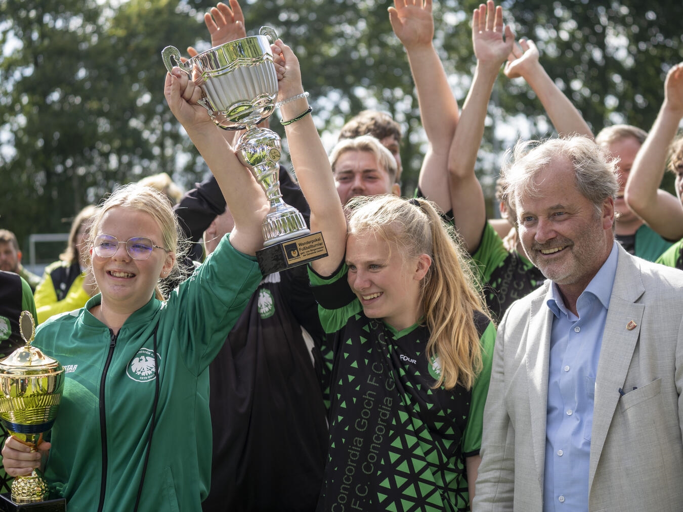 Concordia Goch holt den Pott beim Freudenberger Turnier Die Mannschaft des FC Concordia Goch holte sich, wie schon im vergangenen Jahr, den Turniersieg und damit den Wanderpokal von Uedems Bürgermeister Rainer Weber (Bild). NN-Foto: Gerhard Seybert