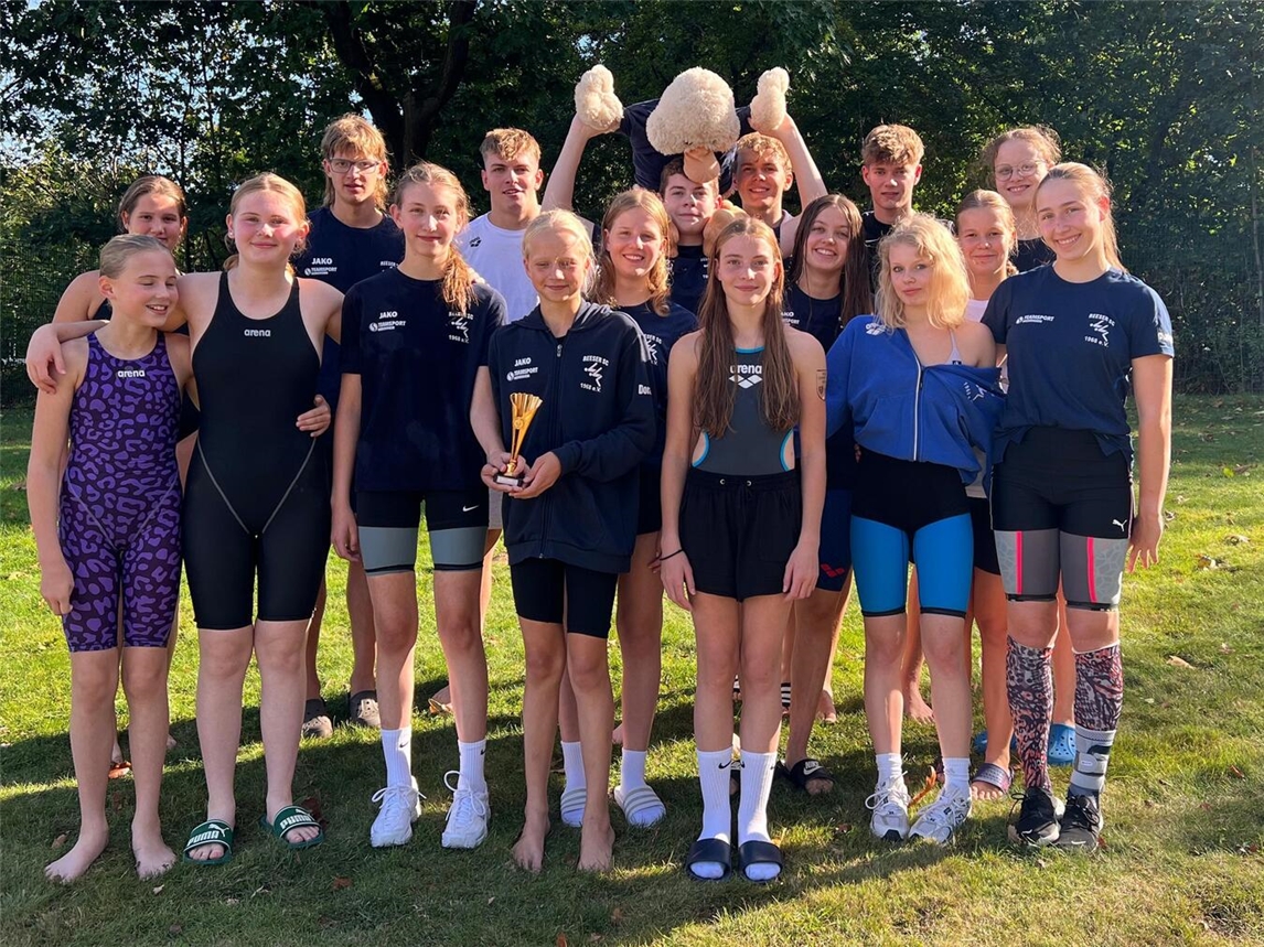 Die Mannschaft des Reeser Schwimmclubs beim Kurzbahn-Sprint-Meeting in Kleve. Foto: privat