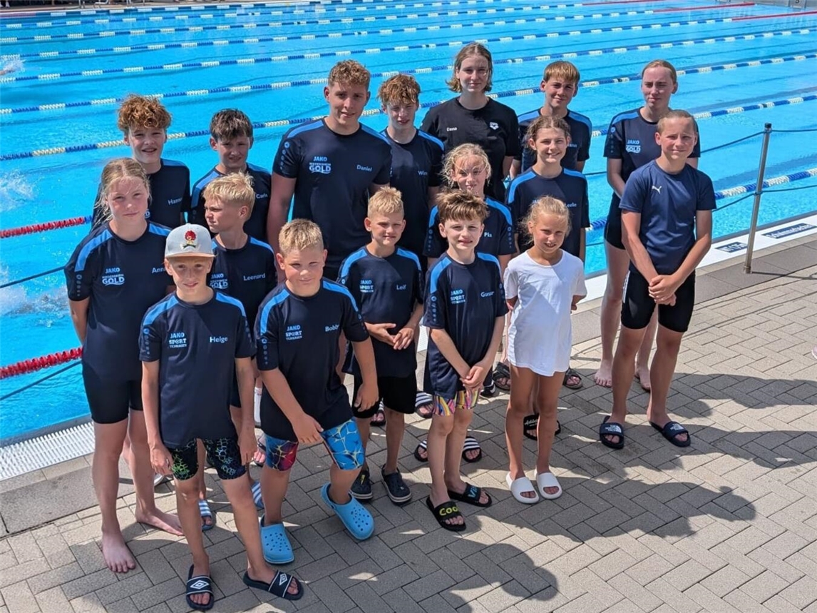 "SSV Hellas Emmerich Team beim Schwimmfest in Essen, Gruppenfoto am Beckenrand"