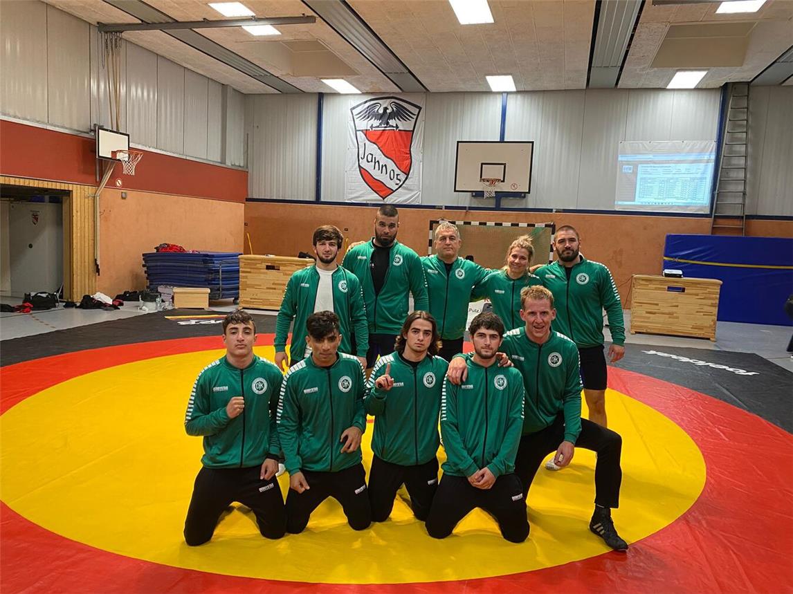 „Die Mannschaft ist noch mehr zusammengerückt“, freut sich DJK-Trainer Pejman Amiri. Foto: DJK Rhenania Kleve