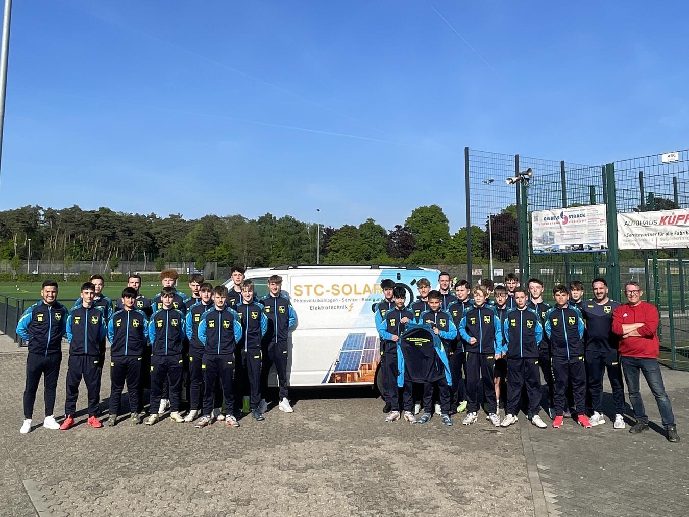Neue Trainingsanzüge für den TSV Weeze Die Mannschaften inklusive Trainer bei der Übergabe mit Michael Cornelißen (r.). Foto: privat