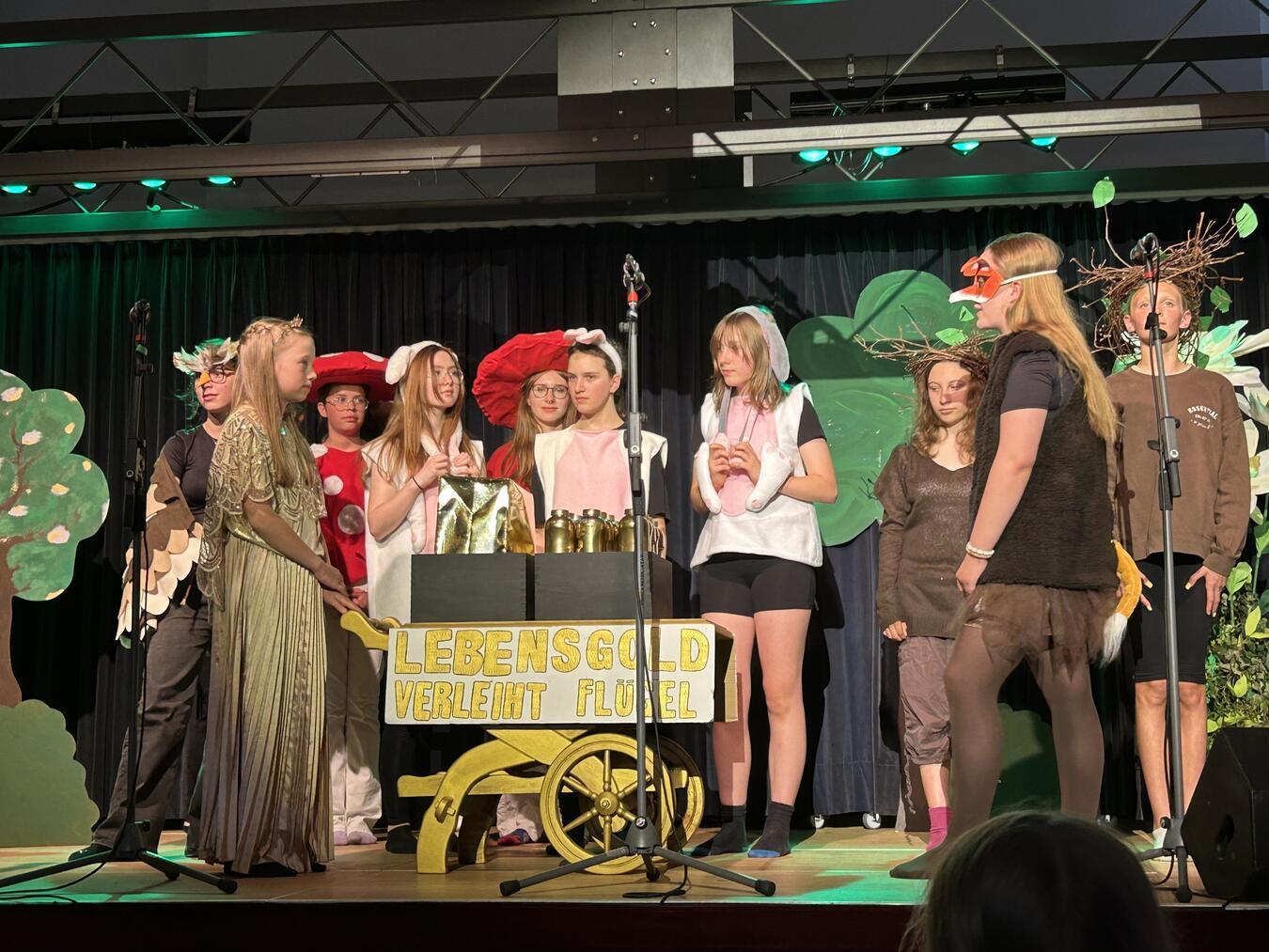 Die Marienschülerinnen auf der Theater-Bühne. Foto: Marienschule Xanten