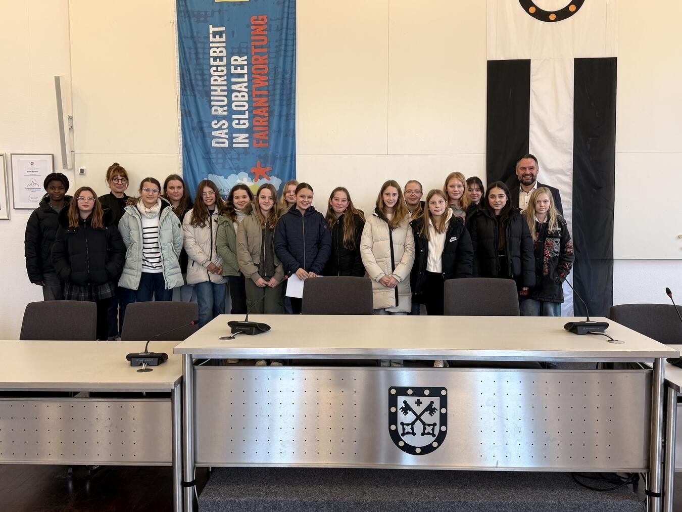 Die Marienschülerinnen besuchten Xantens Bürgermeister Rafael Zur im Xantener Rathaus. Foto: Stadt Xanten