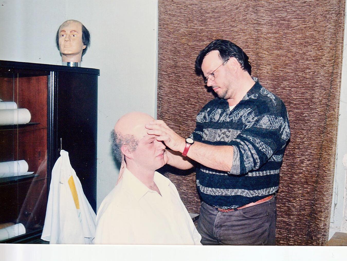 Die Maske ist ein wichtiger Bestandteil der Theaterarbeit. Hier (1996) verpasst Franz-Josef Ruyters einem Darsteller eine neue Frisur.