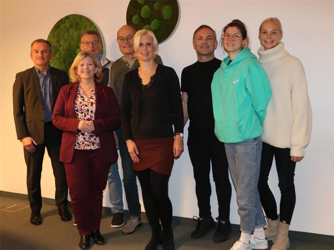 Die medizinische Versorgung in Sonsbeck soll gestärkt werden: (v.r.) Katrin Redlin (Physiotherapeutin), Meike Langert (Osteopathin), Georgios Ikonomou, Dr. Christiane. Rinnen, Lothar Miele (Gemeinschaftspraxis am Dombogen), Wilfried Ten Elsen, Nadine Bogedain (Bürgermeisterin) und Willi Tenhagen (Allgemeiner Vertreter der Bürgermeisterin). Foto: Gemeinde Sonsbeck