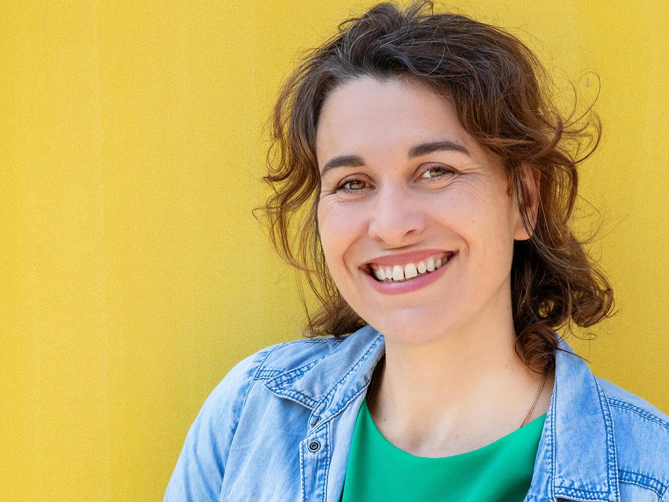 Frauenpower im Dreierpack Die mehrfach preisgekrönte Kabarettistin, Sängerin, Autorin, Germanistin und Mundartpoetin Mia Pittroff ist eine ausgezeichnete Beobachterin. Foto: Mia Pittroff