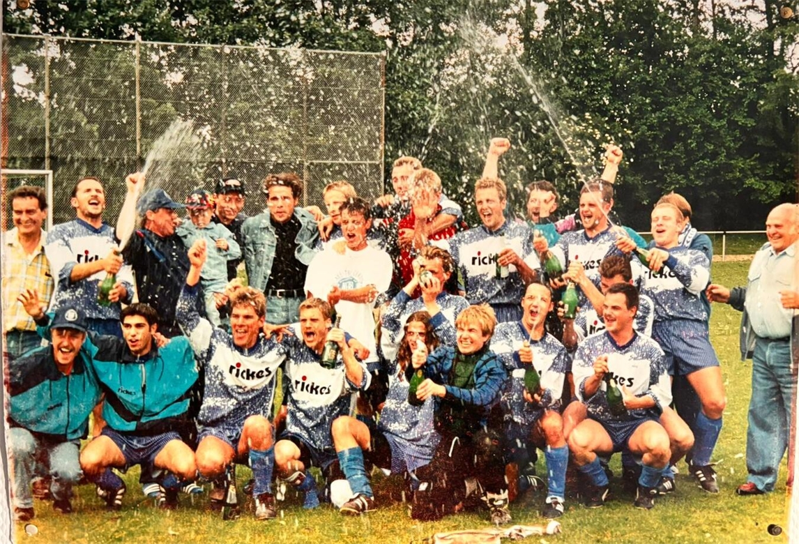 "Jubelnde Fußballmannschaft feiert 1997 Meisterschaft mit Sektdusche, Meisterfeier, Fußballer, Sekt"