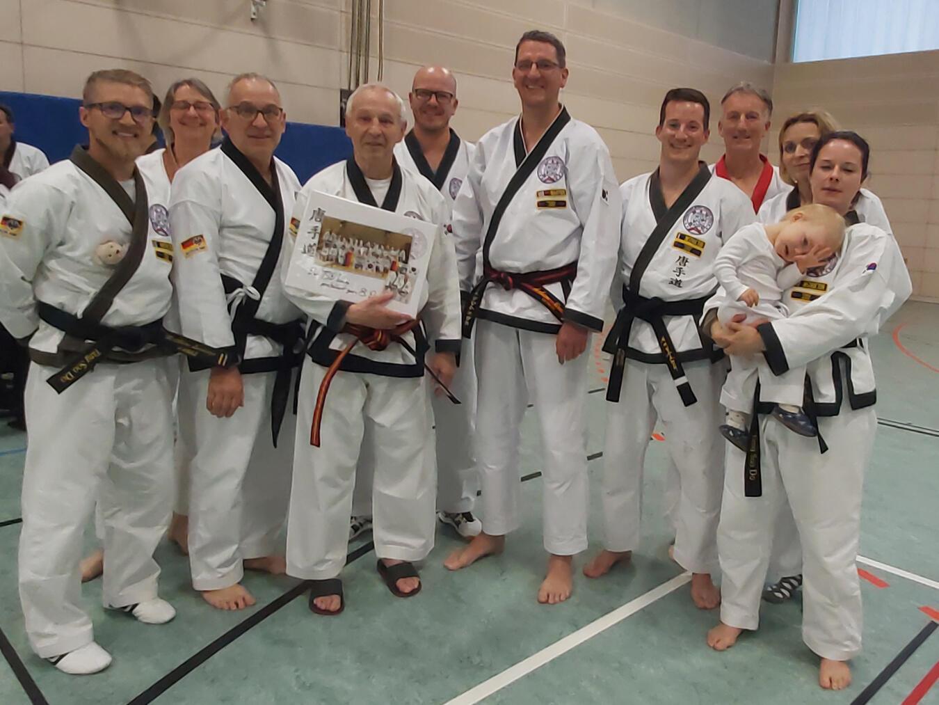 Die Meisterschaftsteilnehmenden vom Tang Soo Do Issum mit Großmeister Klaus Trogemann (Mitte). Foto: Tang Soo Do Issum