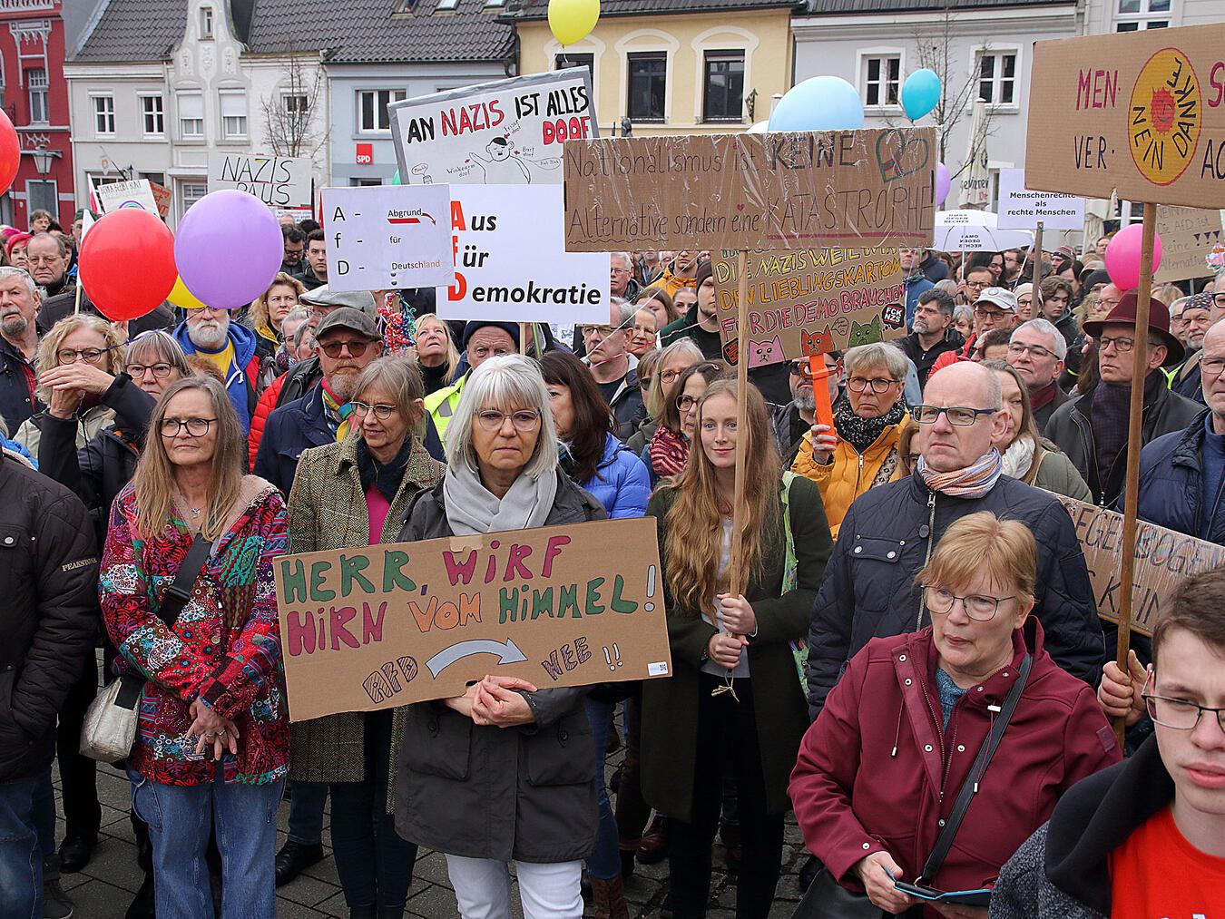 Die Menschen in Rheinberg hatten eine klare Meinung, die sie auf Plakaten kundtaten.