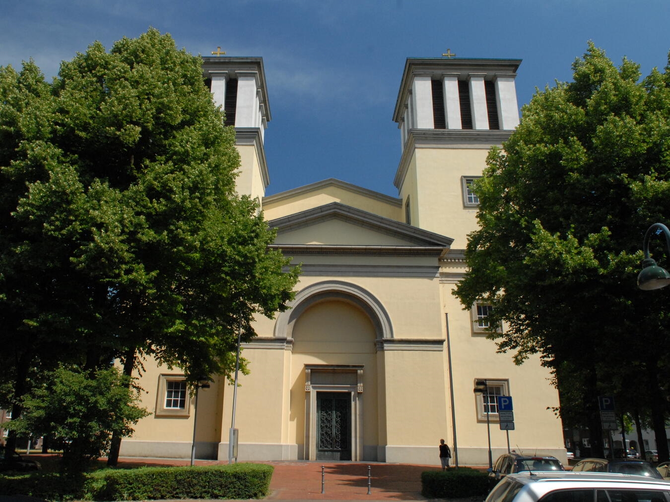 "Messe in St. Mariä Himmelfahrt Rees, Kirche am Sonntag, Gottesdienst, religiöse Zeremonie, Gemeindeversammlung"