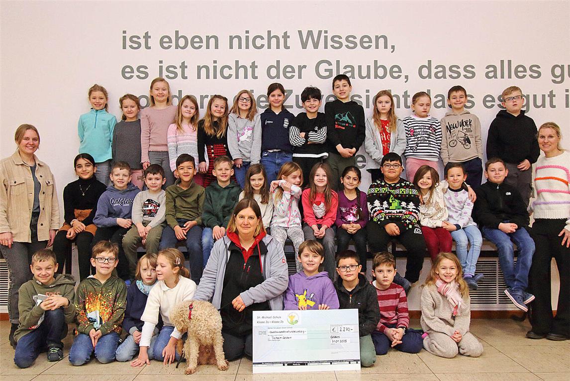 Die Michaelschüler übergaben die Spende an die Vertreter des Gelderner Tierheims. NN-Foto: Theo Leie