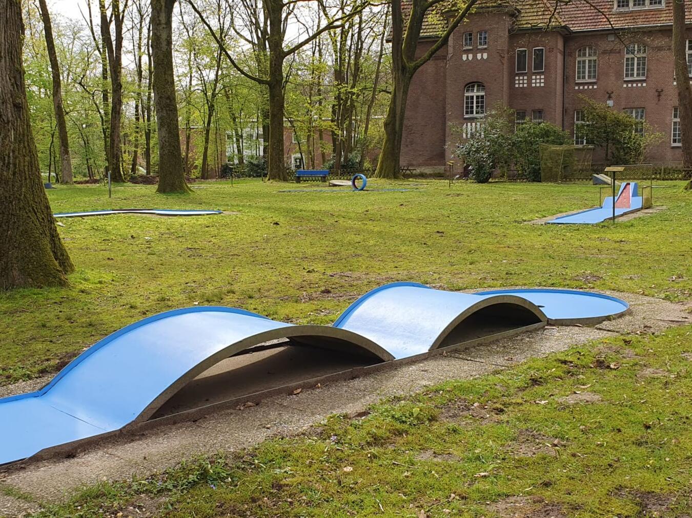 Die Minigolf-Anlage auf dem LVR-Klinikgelände in Bedburg-Hau. Foto: privat