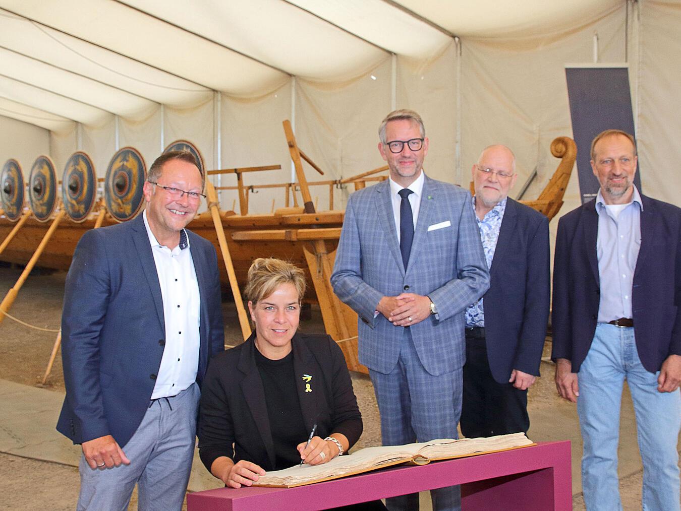 Die Ministerin trug sich ins Goldene Buch der Stadt Xanten ein. NN-Fotos: Theo Leie