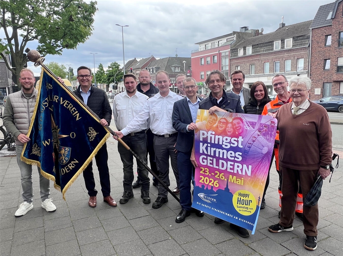 Mitarbeiter der Stadt Geldern und Schausteller freuen sich mit Rettungsdiensten auf Gelderner Pfingstkirmes-Start.