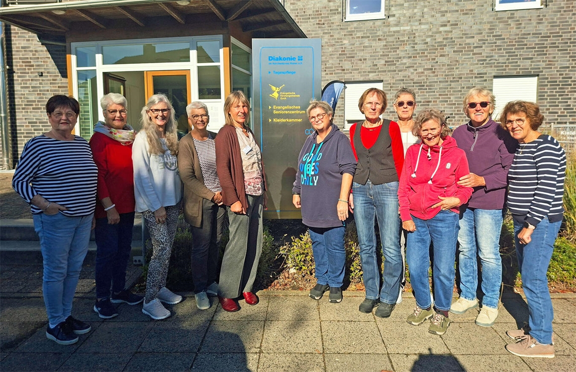 Mitarbeiterinnen der Kleiderkammer bei Hospizdienst-Besuch, Einblicke in Pflegearbeit. Foto: privat
