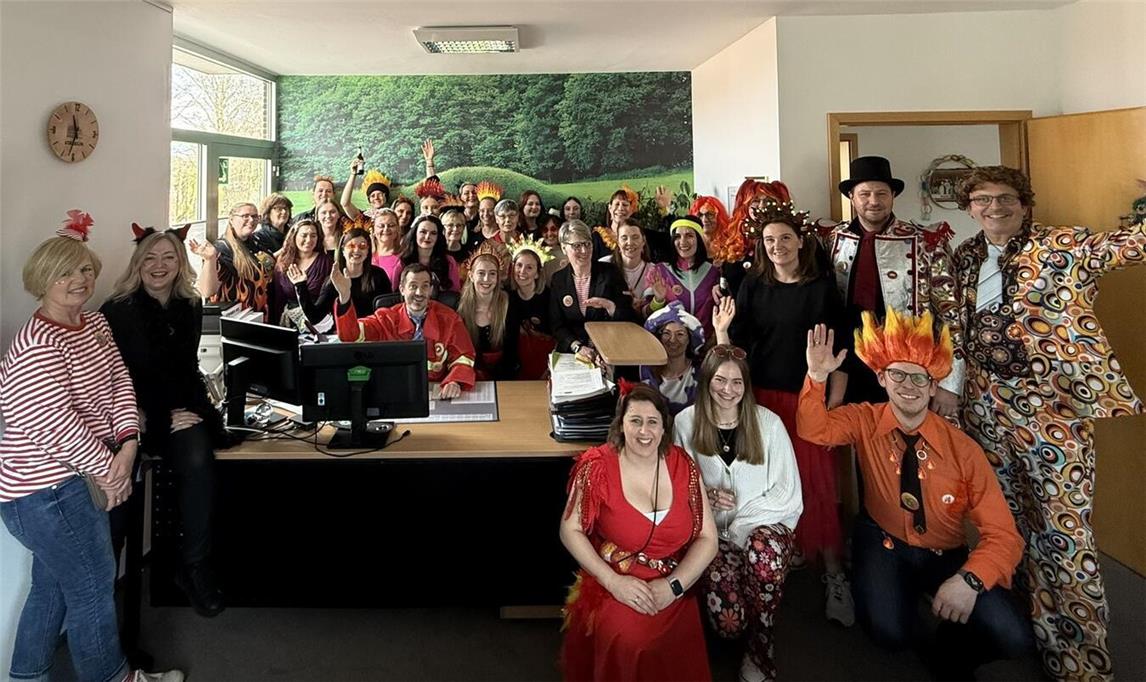 Die Mitarbeiterinnen übernehmen das Kommando im Straelener Rathaus. Foto: Stadt Straelen