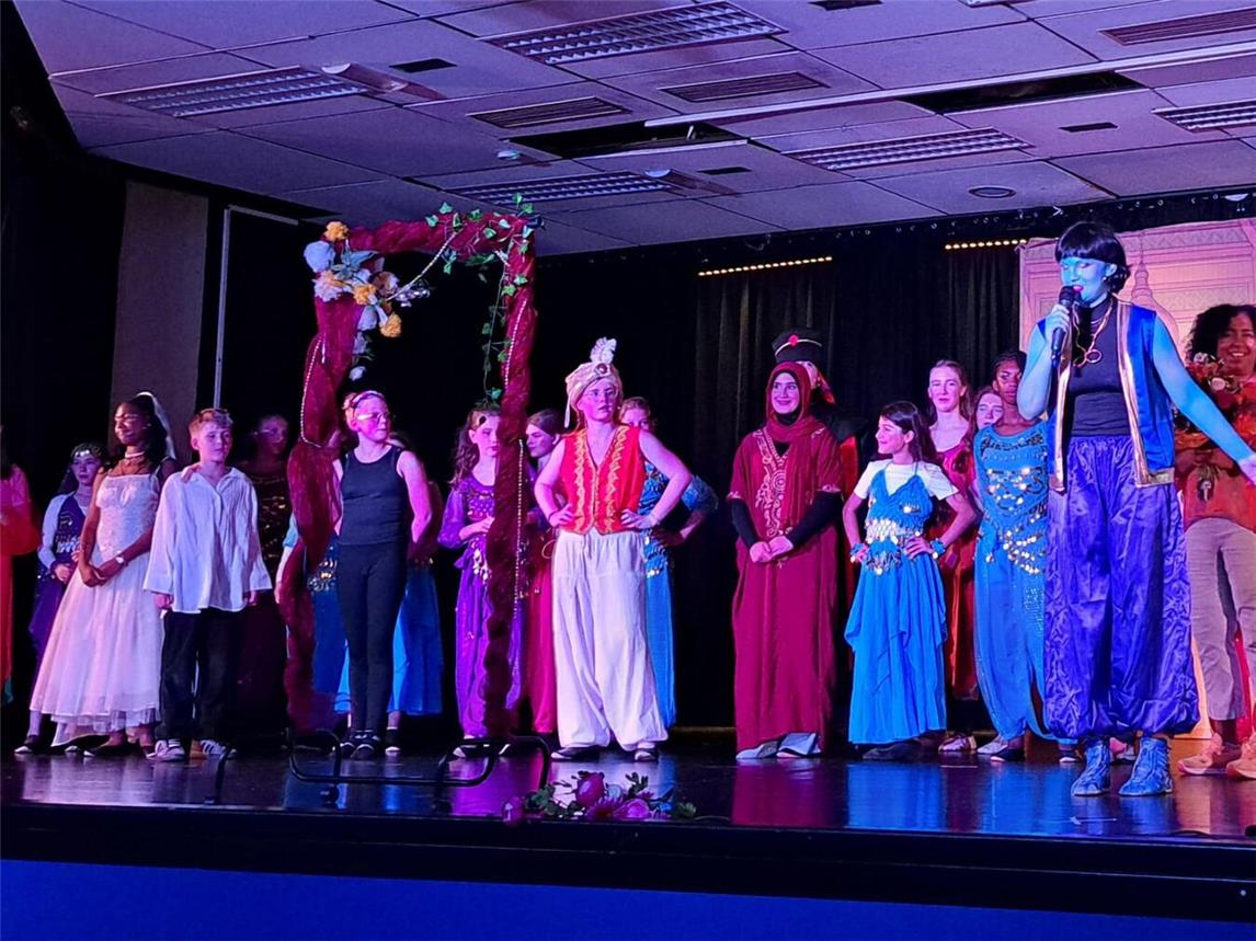 Die Mitglieder der Musical-AG des Willibrord-Gymnasiums auf der Bühne. Foto: Anke Szopinski