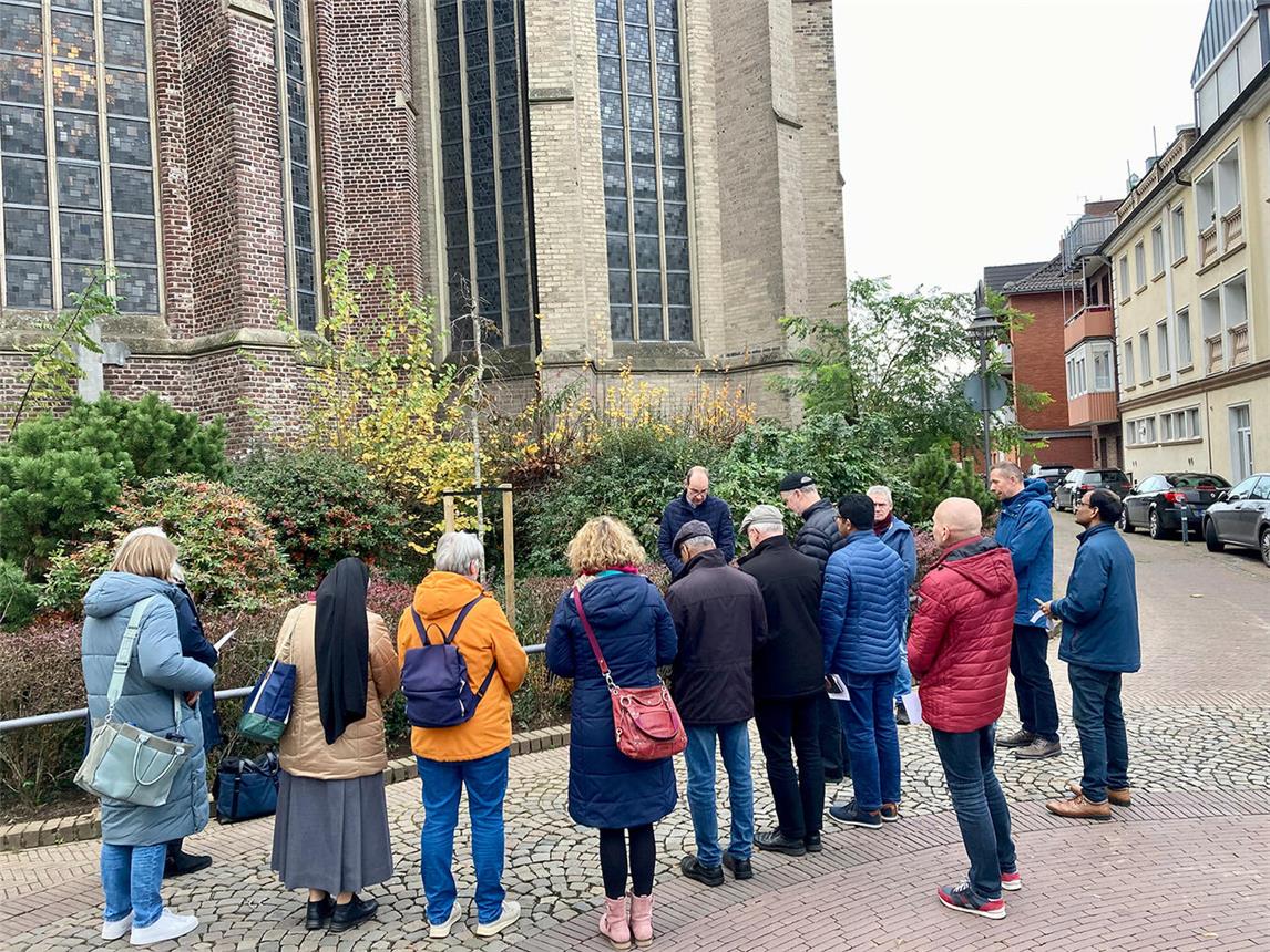 Die Mitglieder der Pastoralkonferenz haben an der Pfarrkirche St. Maria Magdalena Geldern an der gepflanzten Trauer-Blutbuche eine Andacht gehalten.Foto: privat