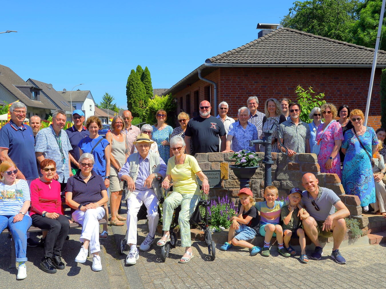 Die Mitglieder der Pumpennachbarschaft an der Vorburg feierten gemeinsam. Foto: Armin Fischer