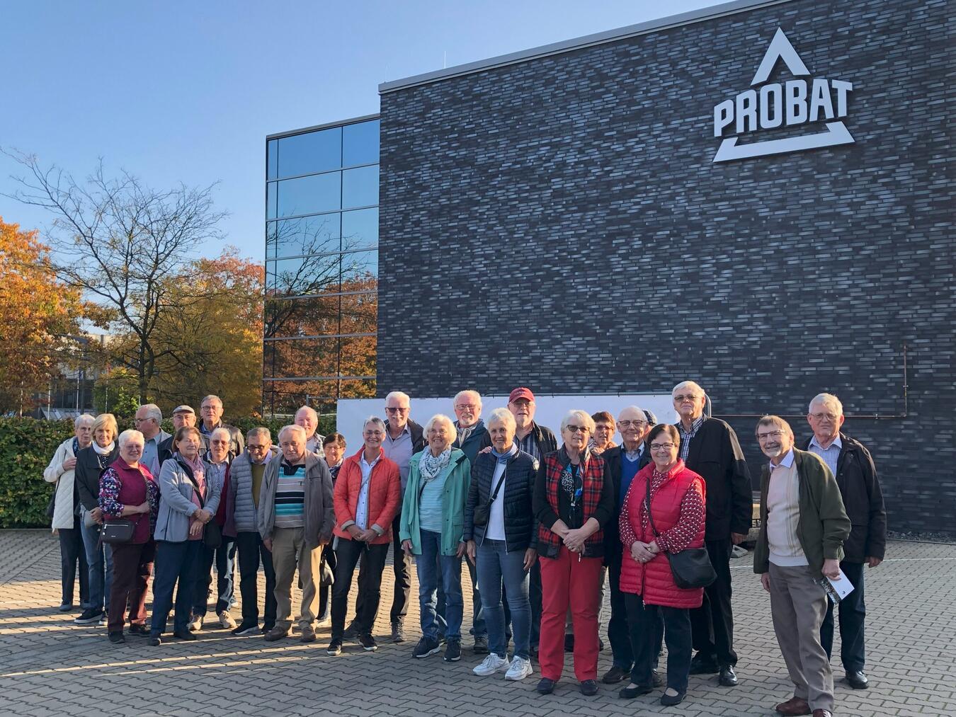 Die Mitglieder der Senioren-Union vor dem Firmengebäude. Foto: privat