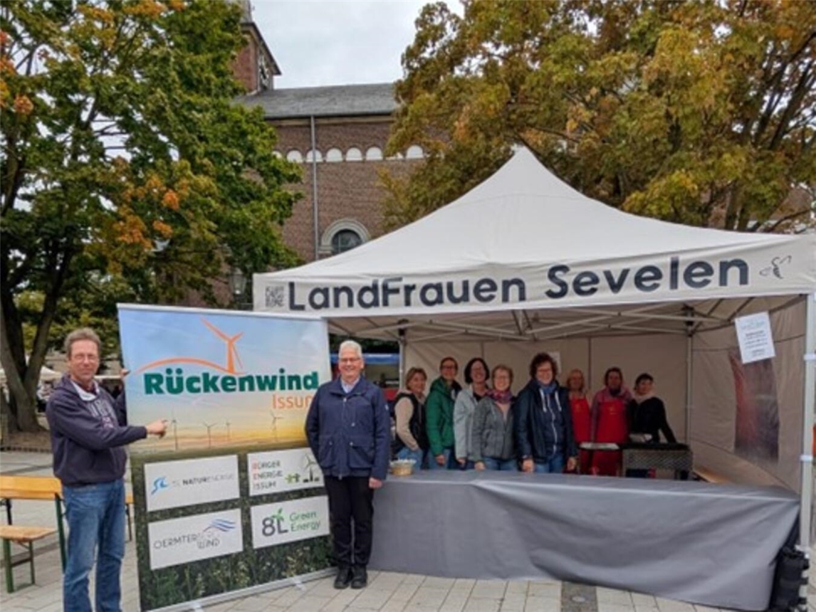 Die Mitglieder der Stiftung Rückenwind Issum, Johannes Diepers und Gerd Stenmans, besuchten den neuen Stand der LandFrauen Sevelen beim Töpfermarkt. Foto: privat