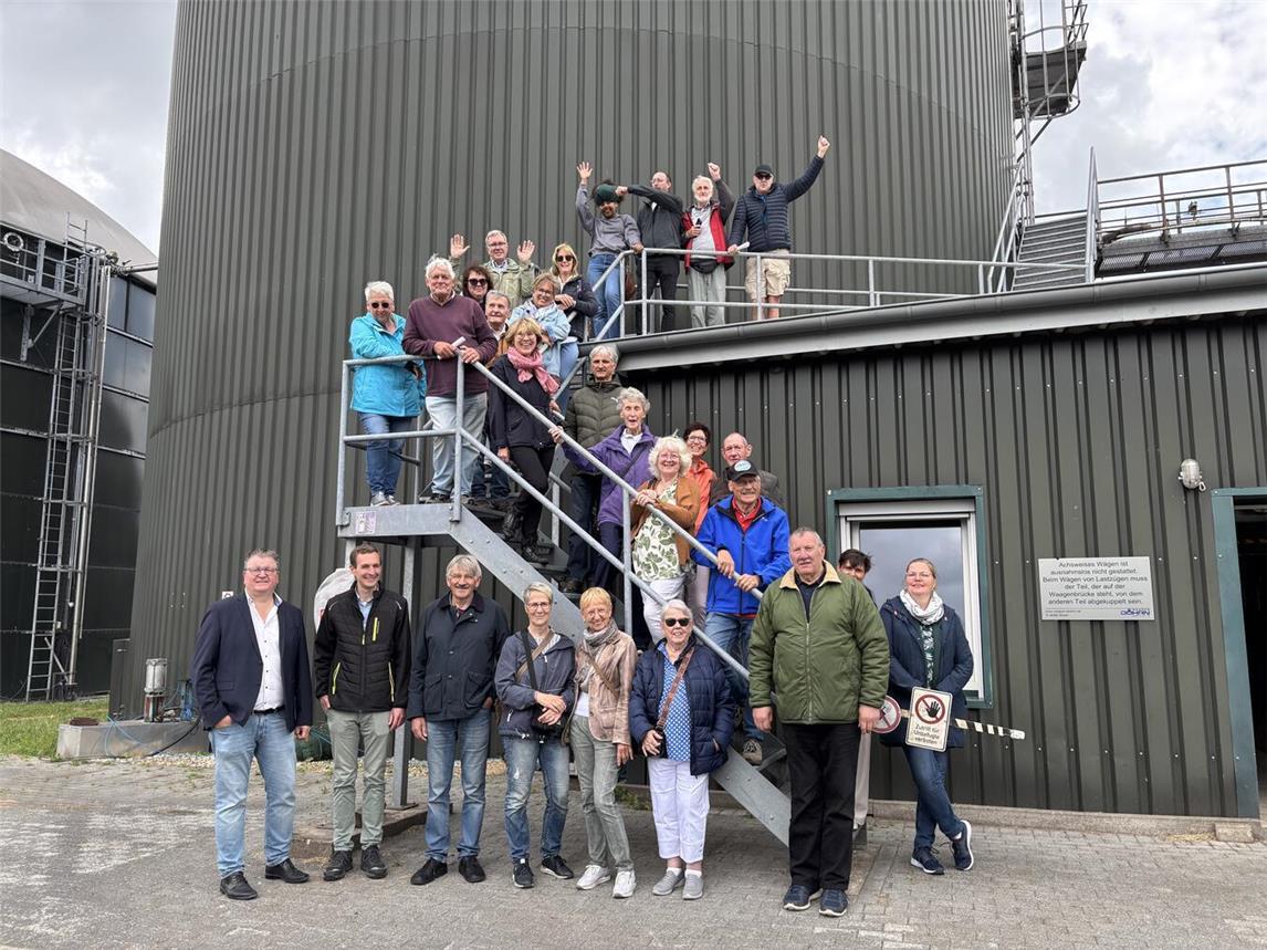 Die Mitglieder des deutschen und des englischen Partnerschaftsvereins mit Bürgermeister Georg Koenen und Simon Verhülsdonk vom Schloss Wissen beim Besuch Biogasanlage. Foto: Gemeinde Weeze