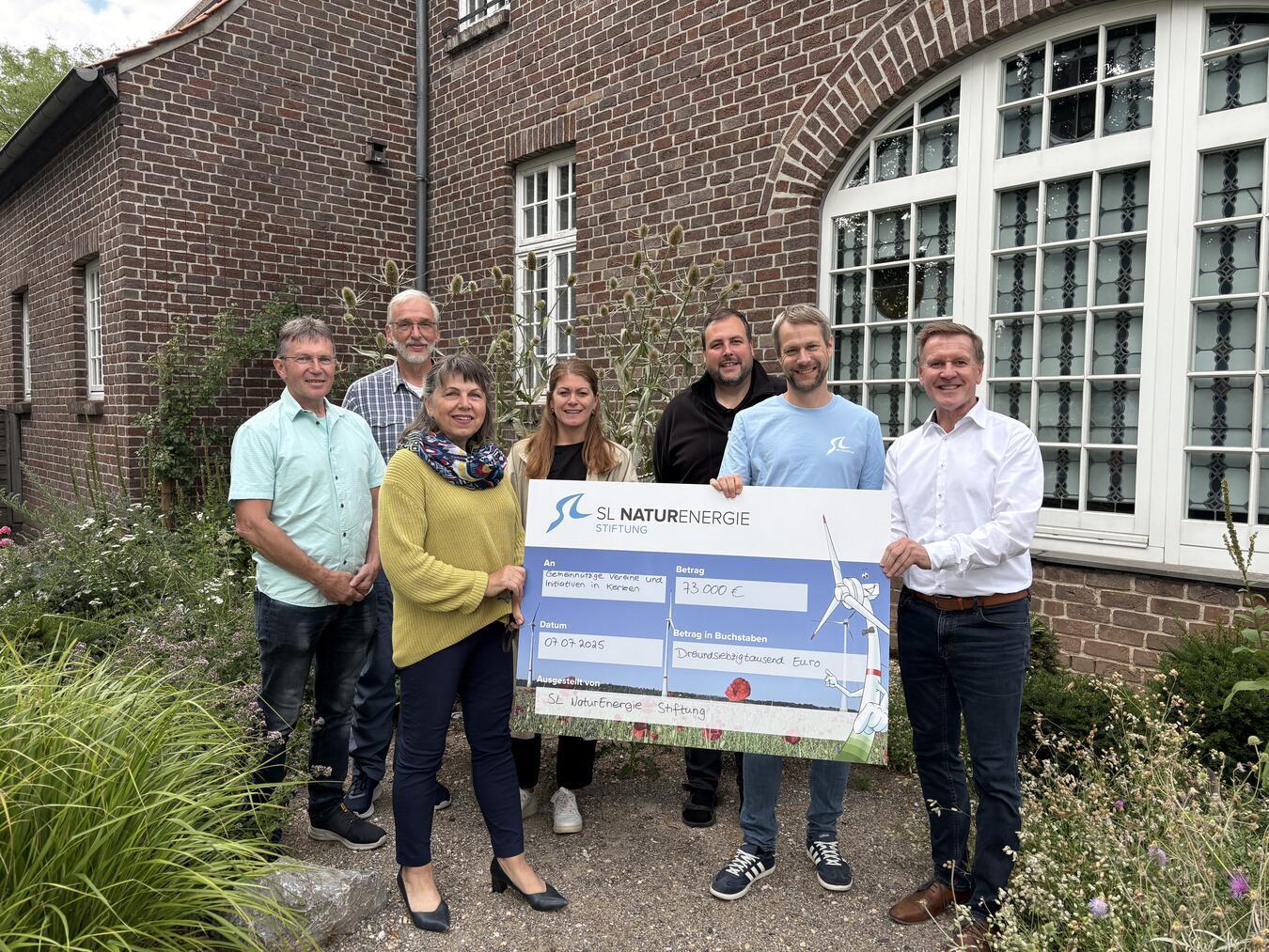 Die Mitglieder des Kuratoriums der SL NaturEnergie Stiftung freuen sich über die hohe Summe aus den Erträgen 2024. Foto: SL NaturEnergie Stiftung