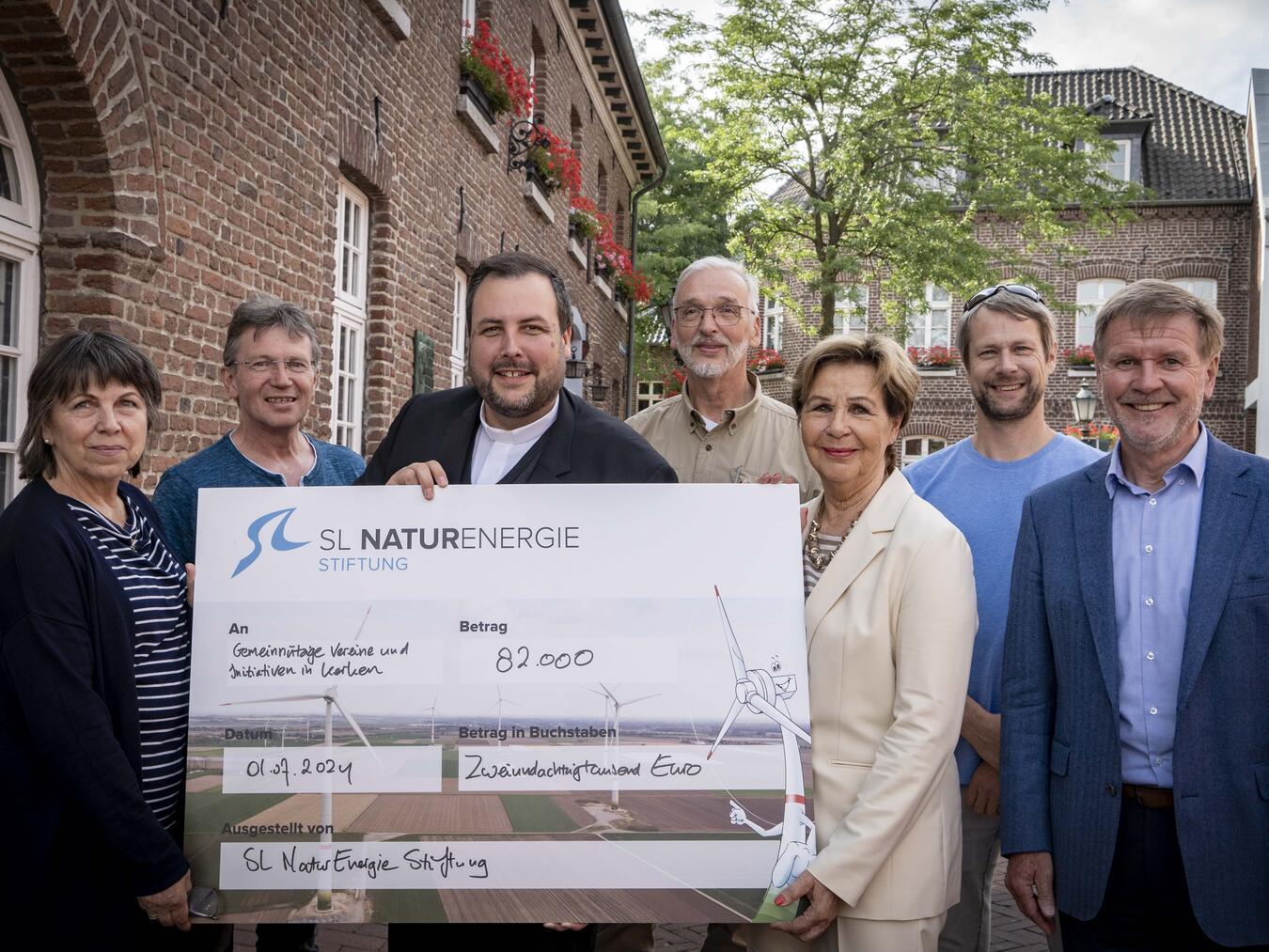 Die Mitglieder des Kuratoriums der SL NaturEnergie Stiftung freuen sich über die hohe Summe aus den Erträgen 2023 (nicht auf dem Foto: Annika Kühn).Foto: Gerhard Seybert