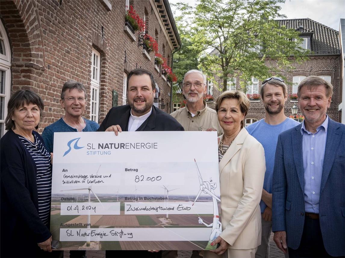 Die Mitglieder des Kuratoriums der SL NaturEnergie Stiftung freuen sich über die hohe Summe aus den Erträgen 2023 (nicht auf dem Foto: Annika Kühn).Foto: Gerhard Seybert
