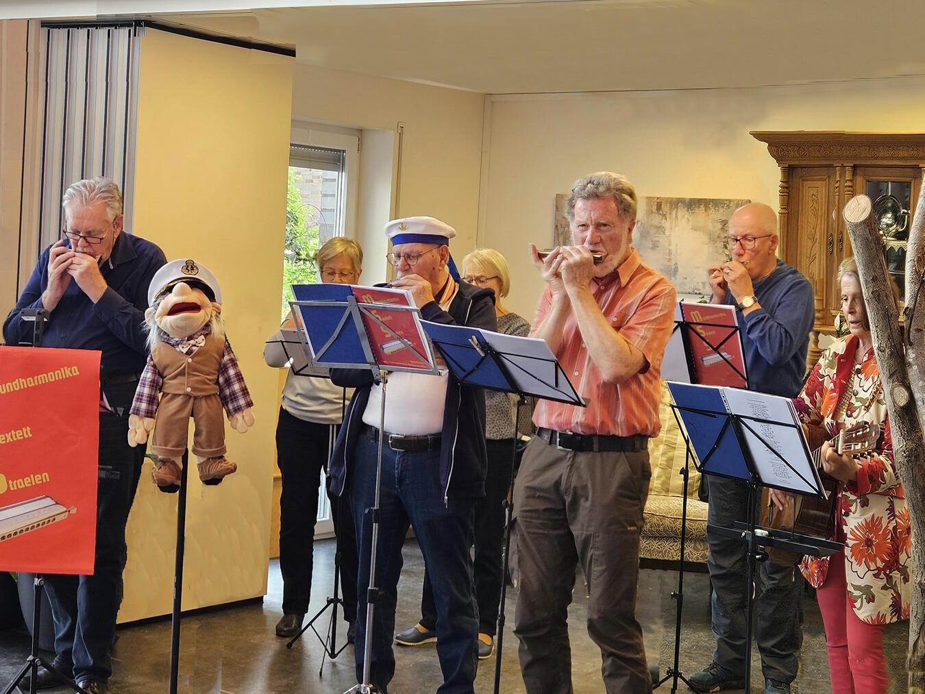 Die Mitglieder des Mundharmonika-Orchesters spielten begeistert einige Lieder im Café des Marien-Hauses. Fotos: Luzia Kösters