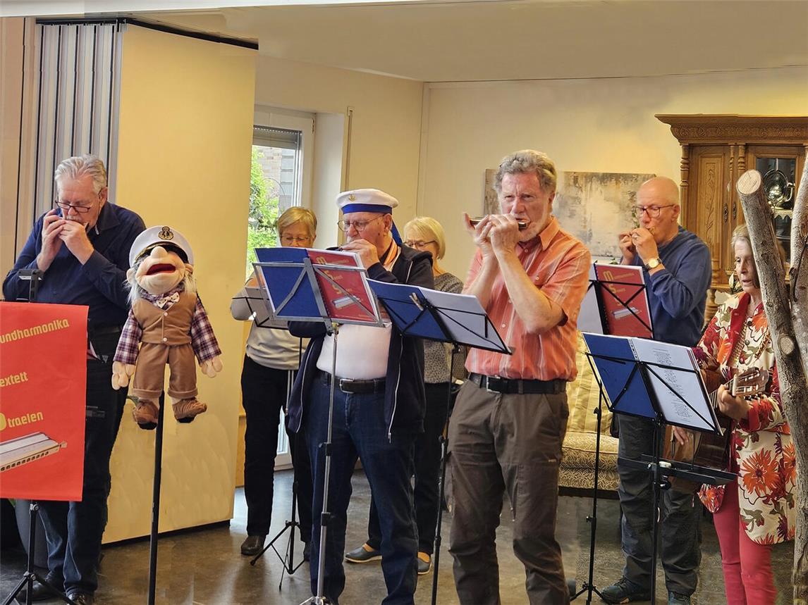 Die Mitglieder des Mundharmonika-Orchesters spielten begeistert einige Lieder im Café des Marien-Hauses. Fotos: Luzia Kösters