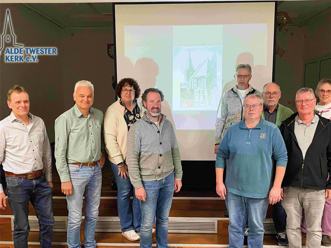 Die Mitglieder des neugewählten Vorstands des Vereins „Alde Twester Kerk, v.l.: Theo Heuvens, Johannes Tebartz-van Elst, Johanna van de Meer, Bernd Gründjens, Bardo Jensch, Andreas Neumann, Theo Elbers, Paul Schaffers und Johanna Ambrosius. Foto: privat