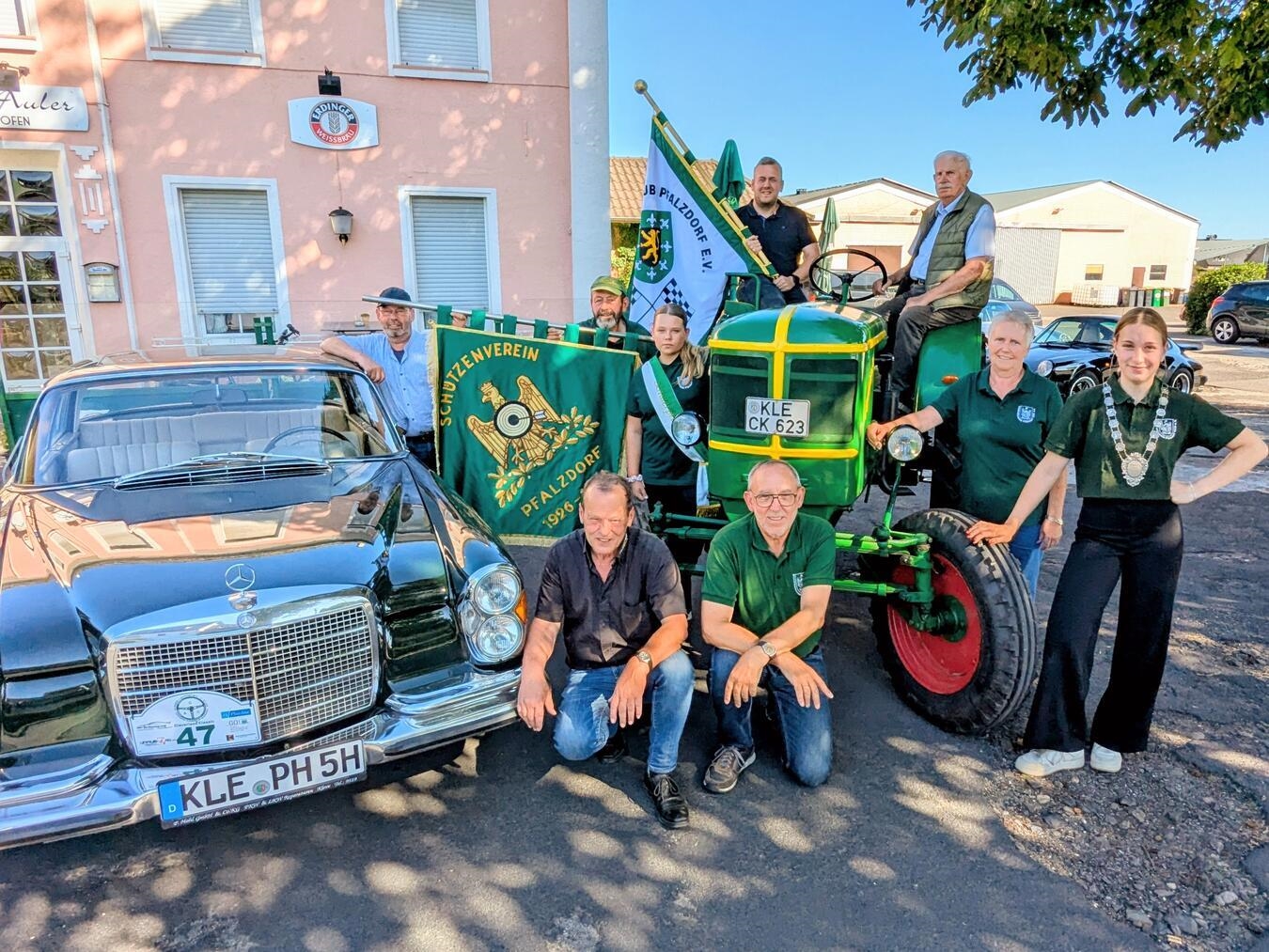 Mitglieder des Pfalzdorfer Schützenvereins und Motor-Sport-Clubs feiern Festwochenende, Gruppenfoto draußen.