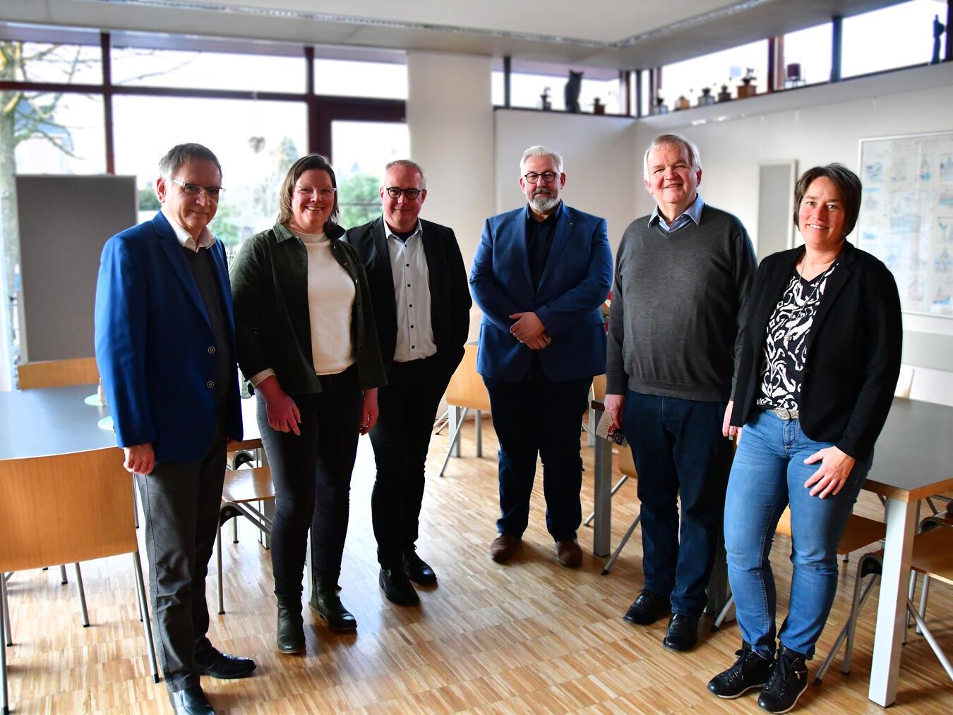 Die Mitglieder des Rotary-Clubs Kleve-Schloß Moyland spendeten dem Kontaktcafé der Caritas 1900 Euro. Bei einem Vor-Ort-Termin tauschten sich der amtierende Präsident des Clubs, Joachim Ernst, sowie Hans Vlaskamp und Peter Kisters mit Caritas-Vorstand Rainer Borsch, Fachbereichsleitung Rita Fergen und Barbara Kortland, Leiterin der Beratungsstelle für Suchtfragen, aus. Foto: Caritas Kleve