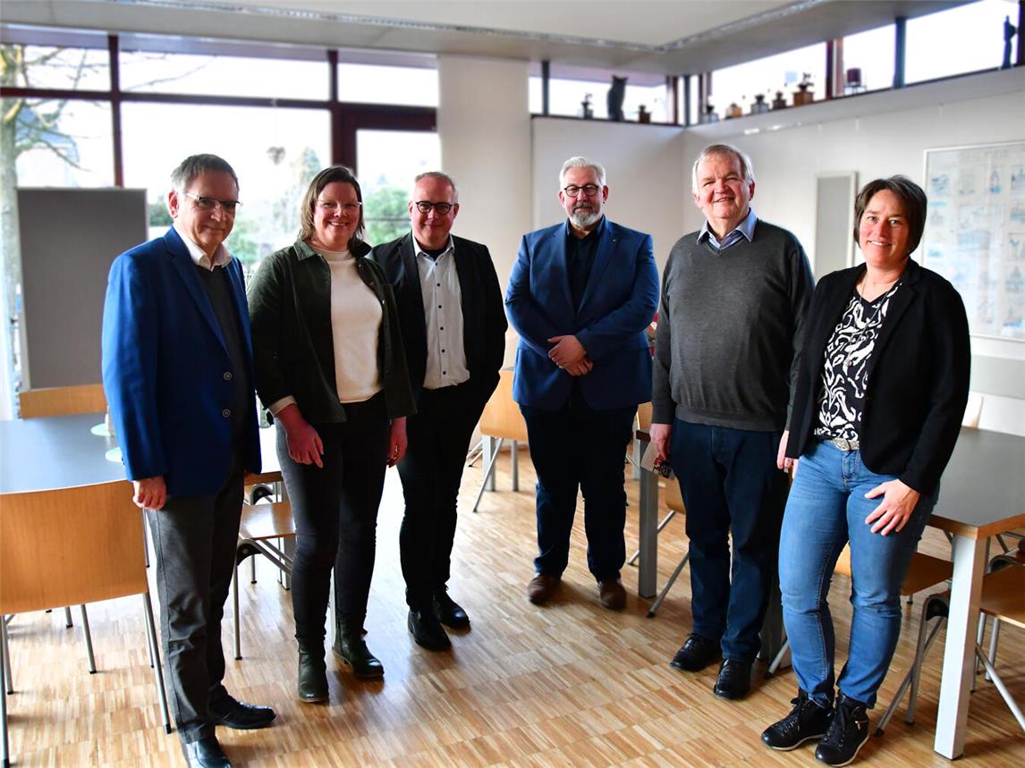 Die Mitglieder des Rotary-Clubs Kleve-Schloß Moyland spendeten dem Kontaktcafé der Caritas 1900 Euro. Bei einem Vor-Ort-Termin tauschten sich der amtierende Präsident des Clubs, Joachim Ernst, sowie Hans Vlaskamp und Peter Kisters mit Caritas-Vorstand Rainer Borsch, Fachbereichsleitung Rita Fergen und Barbara Kortland, Leiterin der Beratungsstelle für Suchtfragen, aus. Foto: Caritas Kleve