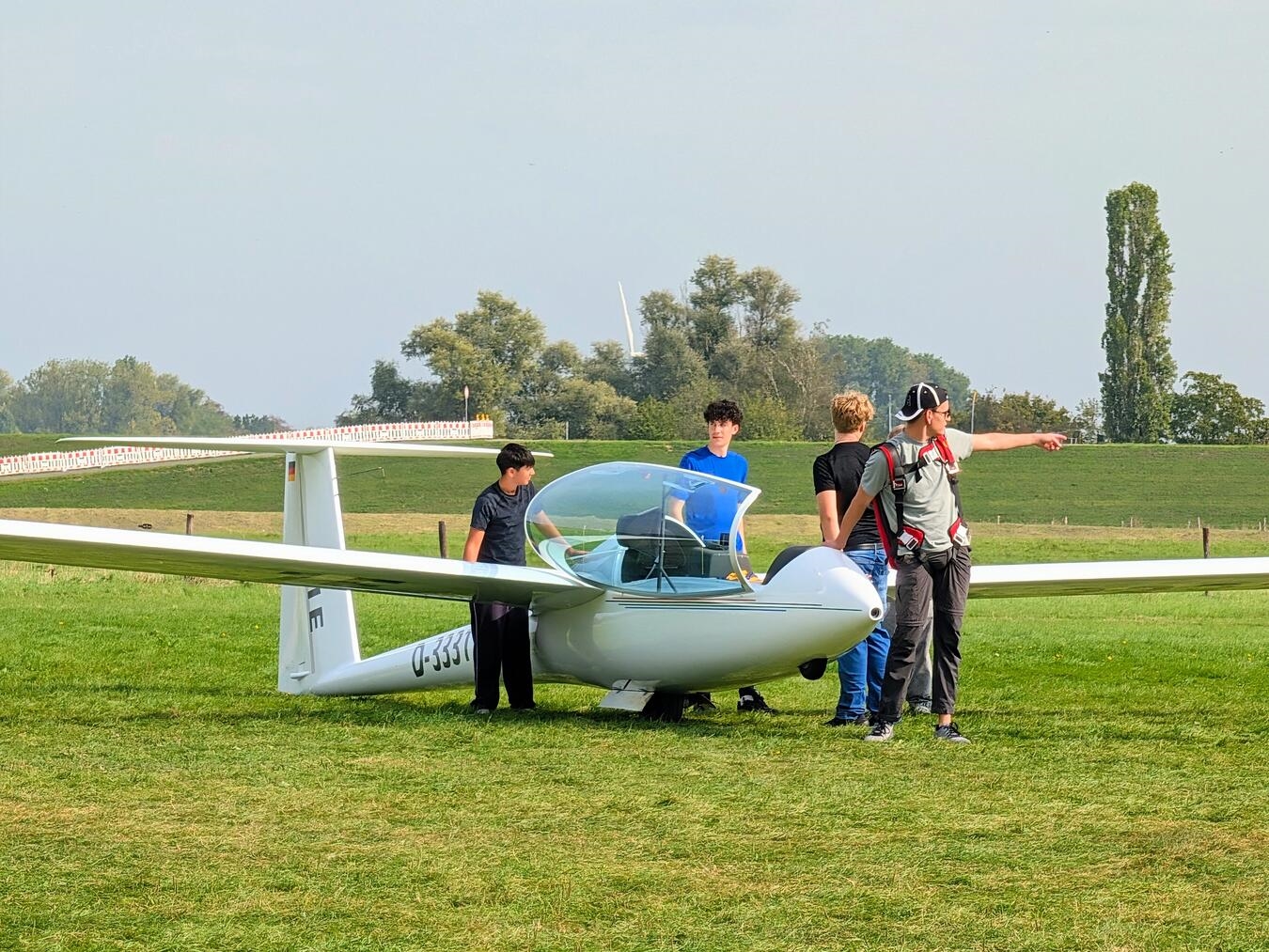 "Segelflugverein-Mitglieder unterstützen Schüler bei aufregendem Flugerlebnis"