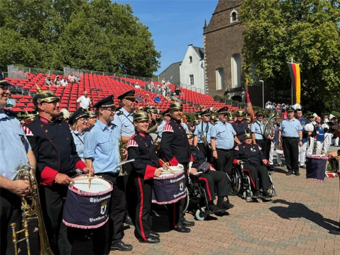 Die Mitglieder des Spielmannszuges Pankow hatten großen Spaß am Schützenfest und plauderten während der Pausen auch gerne mit den Uedemer Musikern. Foto: privat
