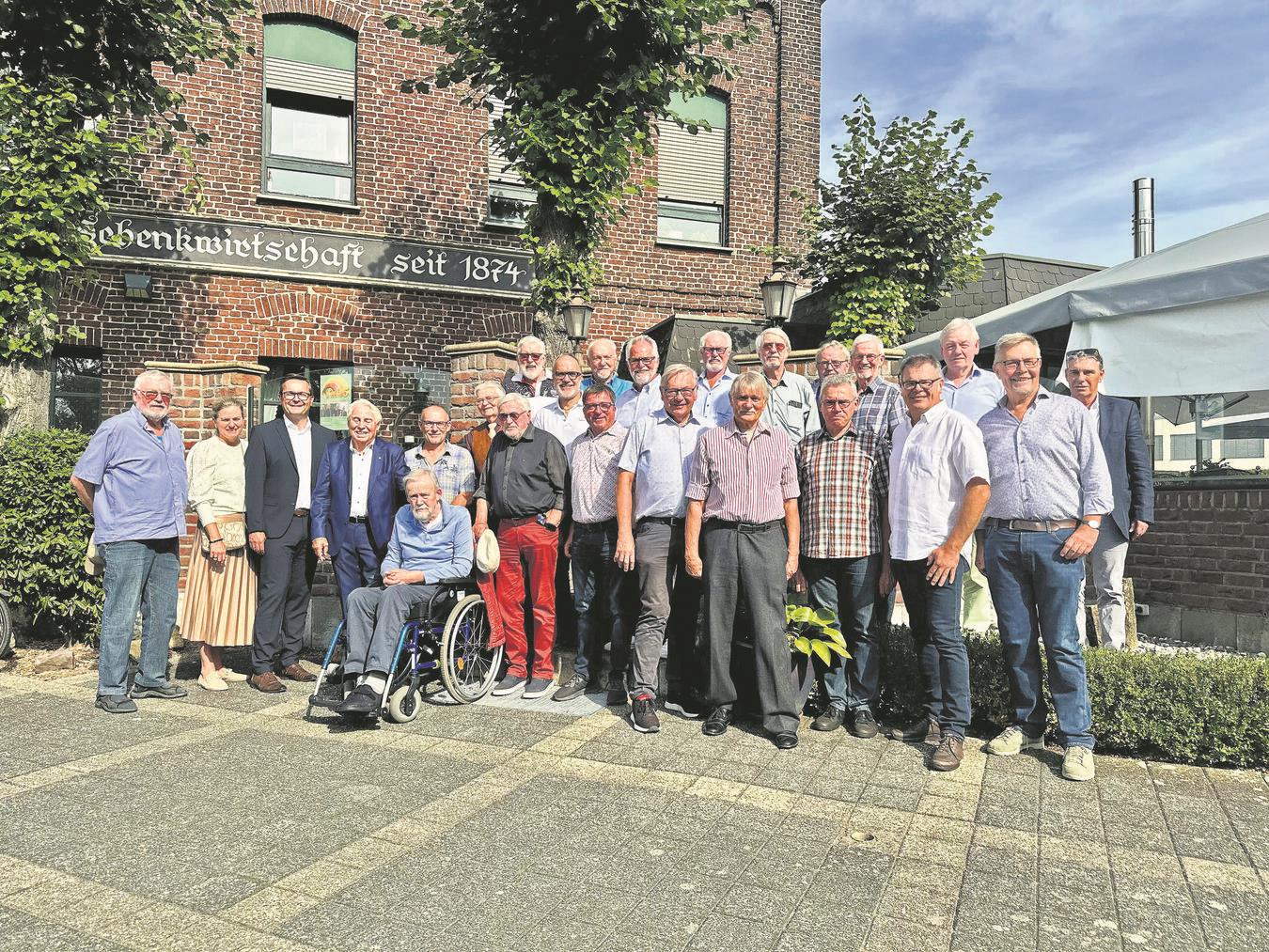 St.-Martins-Komitee Geldern feiert 120-Jähriges Die Mitglieder des St.-Martins-Komitees Geldern bei einer Feier zum 120. Jubiläum.