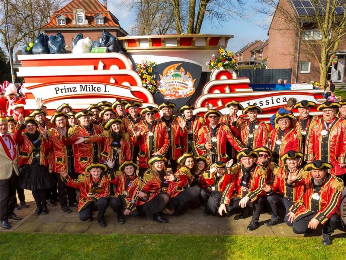 Die Mitglieder des Trommler- und Fanfarenkorps in ihren neuen Kostümen, zusammen mit Volksbank-Geschäftsstellenleiter Mario Lüfkens (2. Reihe links). Foto: Trommler- und Fanfarenkorps Straelen