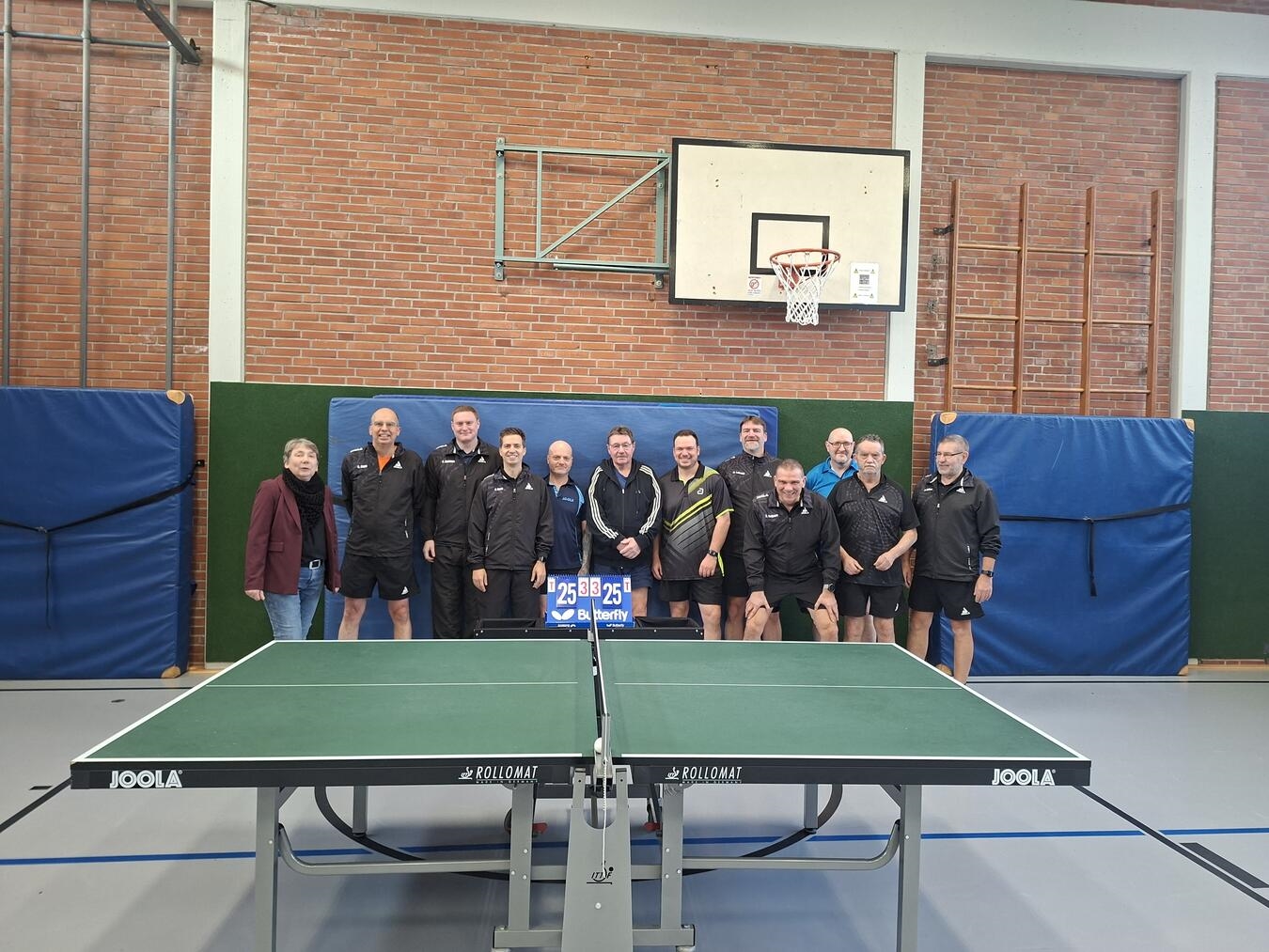 Die Mitglieder des TTC Arminia Schwarz Gold 1959 freuen sich über die neuen Schiedsrichtertische. Foto: Volksbank