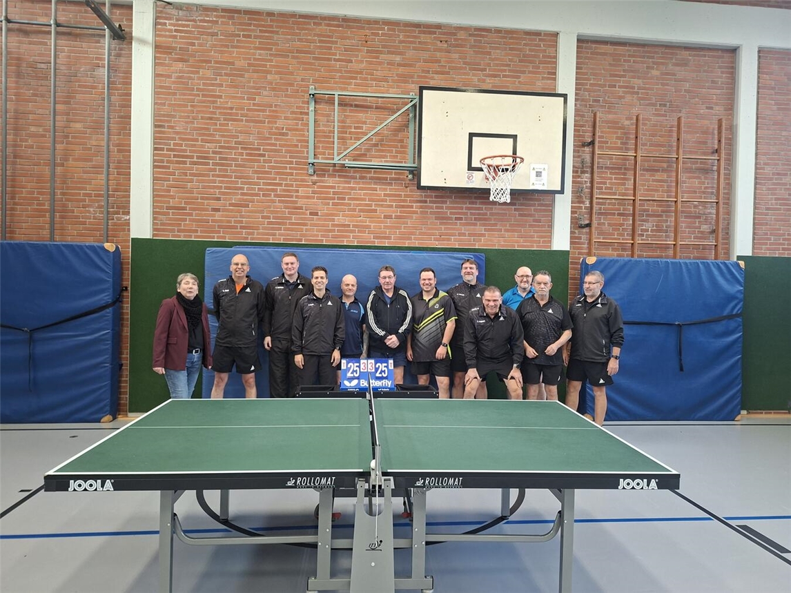 Die Mitglieder des TTC Arminia Schwarz Gold 1959 freuen sich über die neuen Schiedsrichtertische. Foto: Volksbank