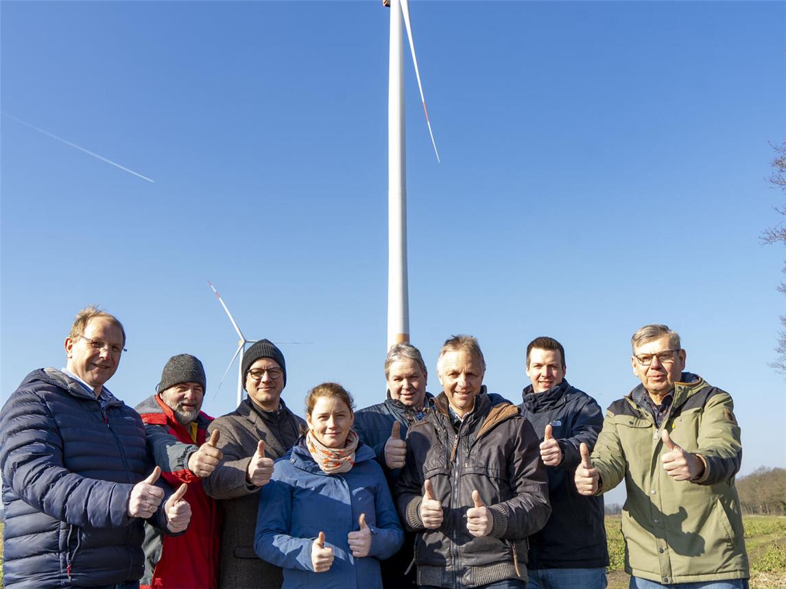 Die Mitglieder des Vergabegremiums, von links: Wolfgang Toonen, Stadtwerke Kevelaer und NiersEnergie, Adolf Magoley, BW Kevelaer und Bürgerenergie Schwarzbruch Nord, Bürgermeister Dr. Dominik Pichler, Ursula Baumgärtner und Heinz Ermers, beide BW Kevelaer und Bürgerenergie Schwarzbruch Nord, Franz Kolmans, Betriebsausschuss Stadtwerke Kevelaer, Hendrik Kruß, Stadtwerke Kevelaer und Wolfgang Röhr, Betriebsausschuss Stadtwerke Kevelaer. Foto: Gerhard Seybert