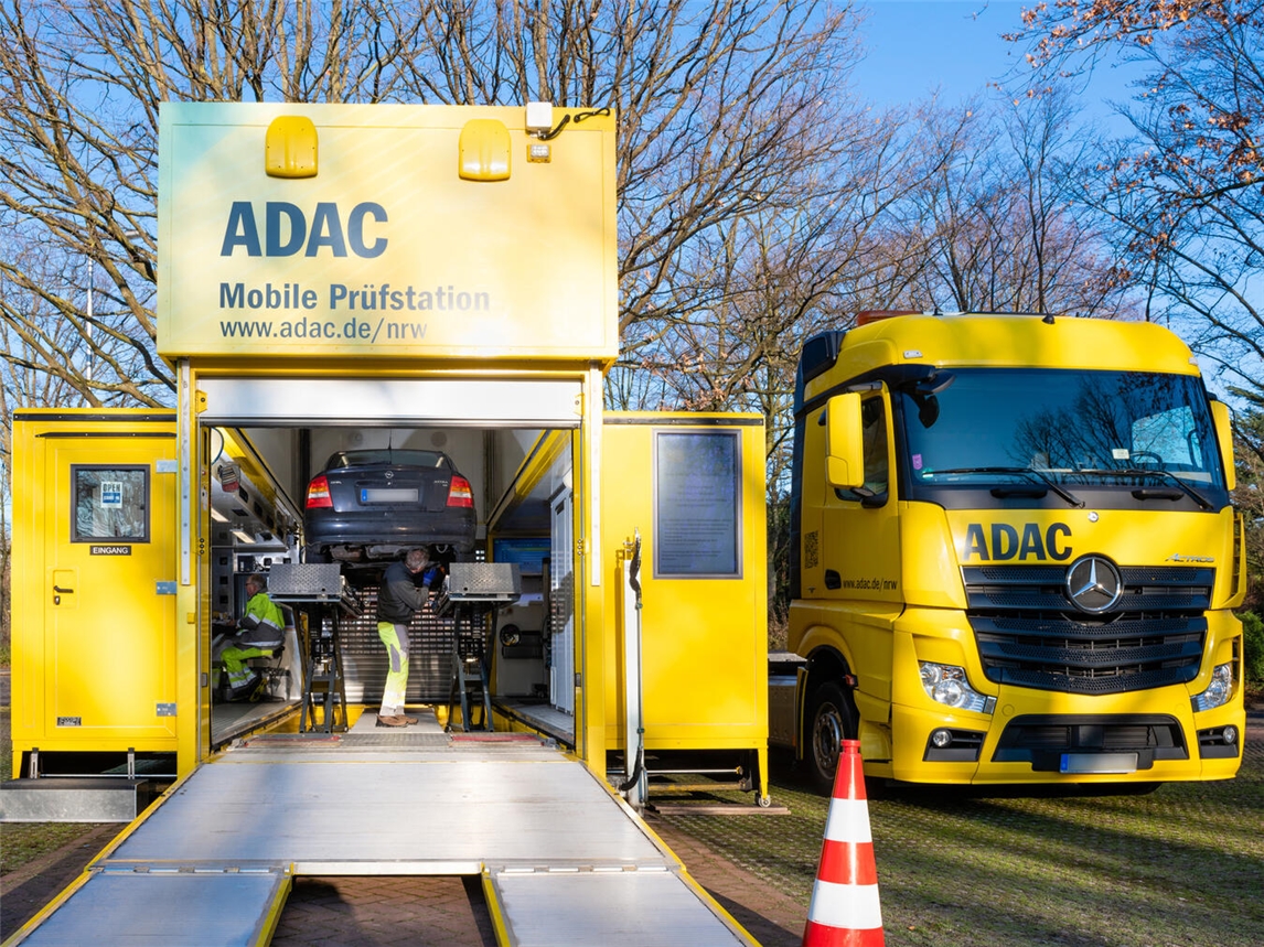 "Mobile ADAC Prüfstation in Emmerich, geprüft von ADAC Nordrhein, Foto von T. Badurina"