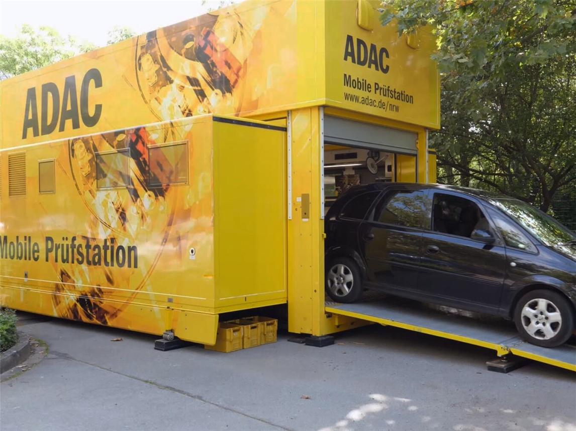 Die Mobile Prüfstation des ADAC Nordrhein steht vom 10. bis 13. März auf dem Parkplatz von Baufuchs Vos.Foto: ADAC