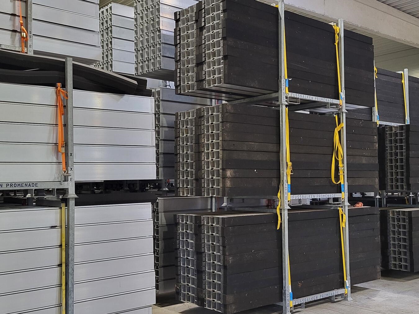 Die mobilen Hochwasserschutz-Elemente im Lager des Deichverbandes in Emmerich. NN-Foto: MB