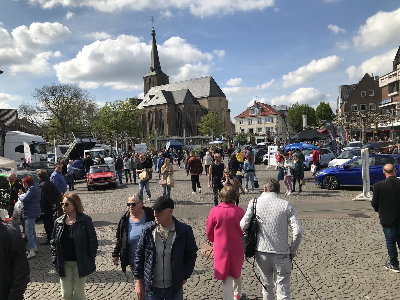 Die Mobilitätsschau lockt jedes Jahr viele Besucher zum Gelderner Marktplatz.Foto: Stadt Geldern/Terhorst