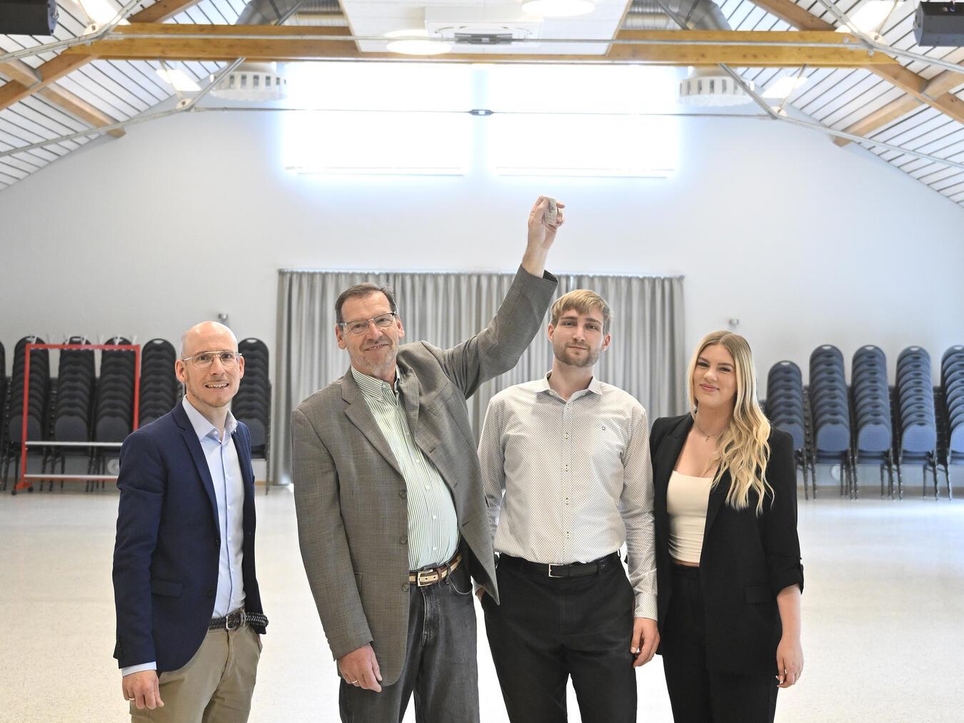 Die Modernisierung ist abgeschlossen: (v.l.) Dirk Koppers (Geschäftsstellenleiter Volksbank Winnekendonk), Hans-Gerd Frerix (1. Vorsitzender Trägerverein Begegnungsstätte), Sascha Koziol (Geschäftsführer ESN) und Lilli Wagner (Assistentin der Geschäftsleitung ESN). Foto: Thomas Momsen